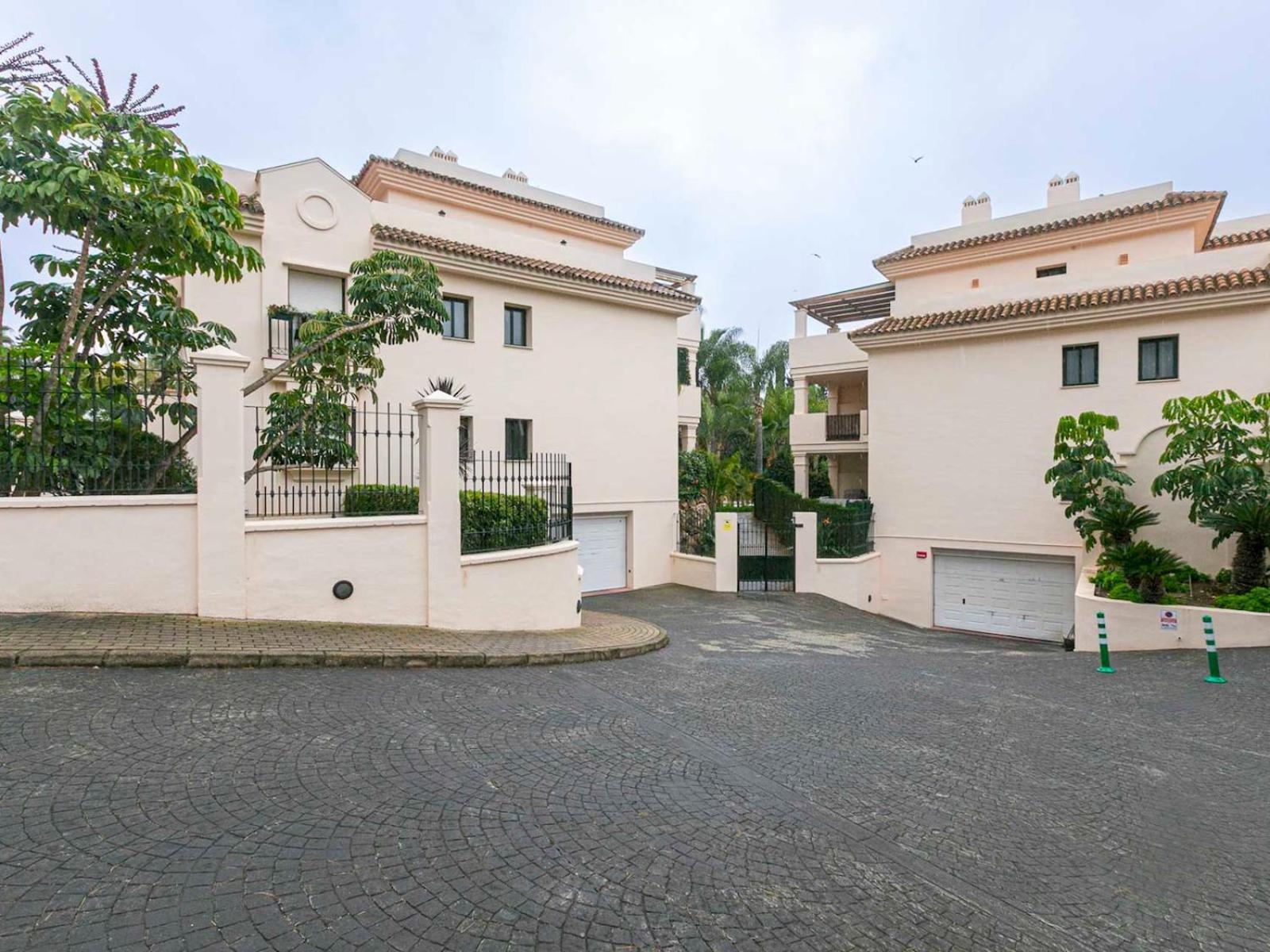 Beautiful With Lovely Terrace Pass The Keys Apartment